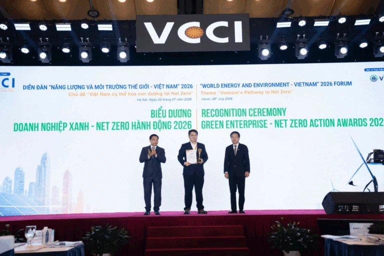 Ông Liu Jia- Tổng giám đốc YADEA Việt Nam nhận biểu trưng “Doanh nghiệp xanh – Net Zero hành động” do Phó Thủ tướng Chính phủ Nguyễn Văn Thắng trao tại sự kiện Về YADEA